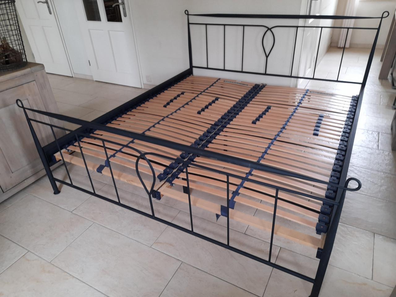 Metalen 2 Persoons bed 180 x 200 ( in goede staat)