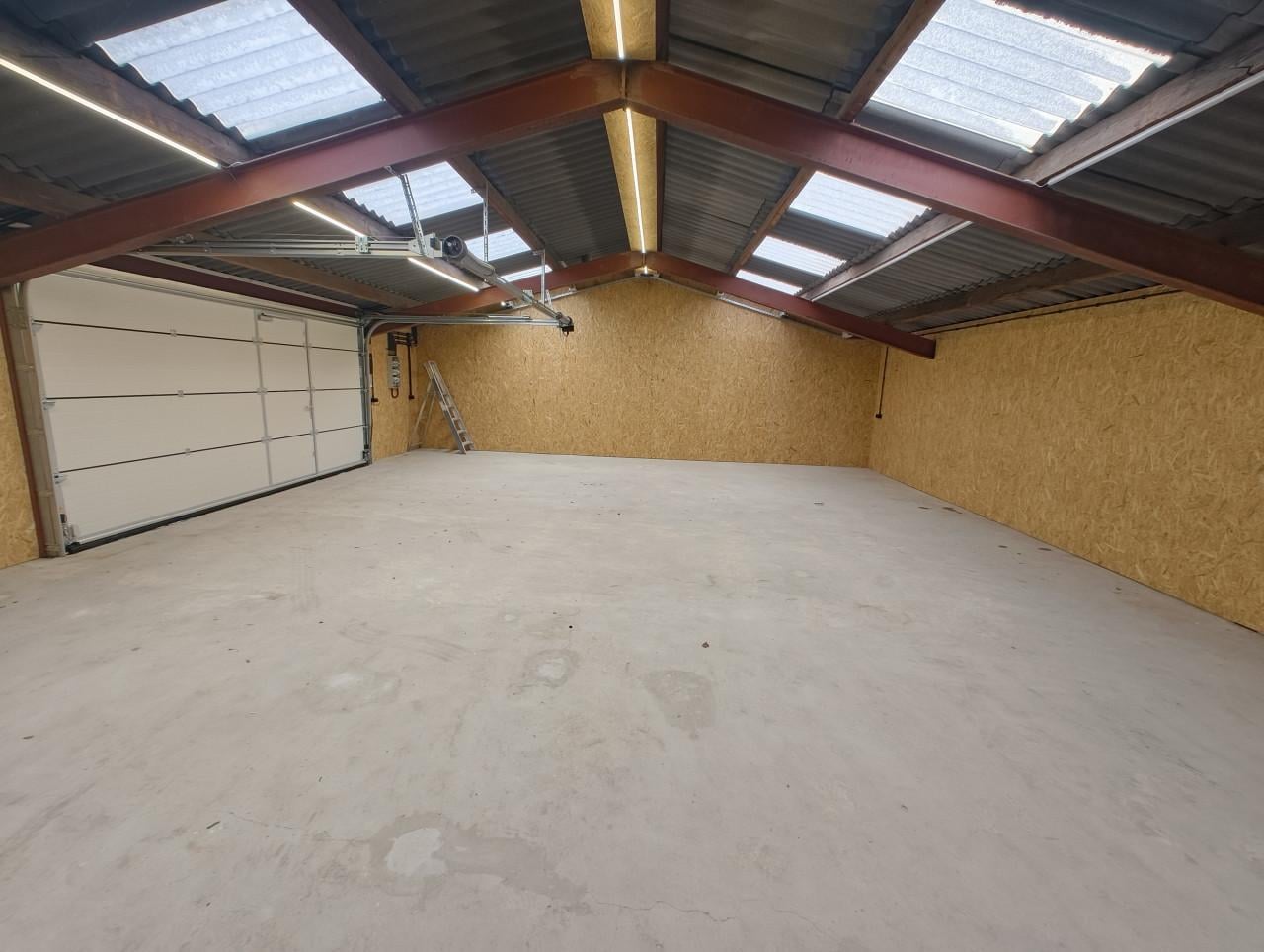 TE KOOP / TE HUUR Bedrijfs-/opslagruimte Oost-Souburg