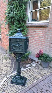 Staande gietijzeren brievenbus