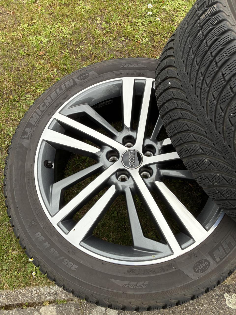 Winterbanden Michelin 255/45/r20 op originele Audi Q5 SQ5 velgen