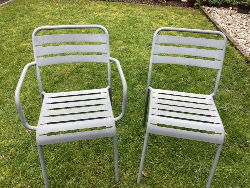 2 stoelen met armleuningen en 2 stoelen zonder armleuningen