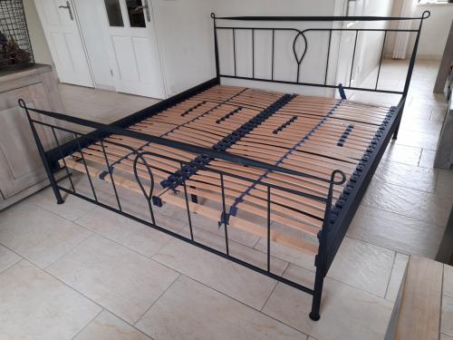Metalen 2 Persoons bed 180 x 200 ( in goede staat )