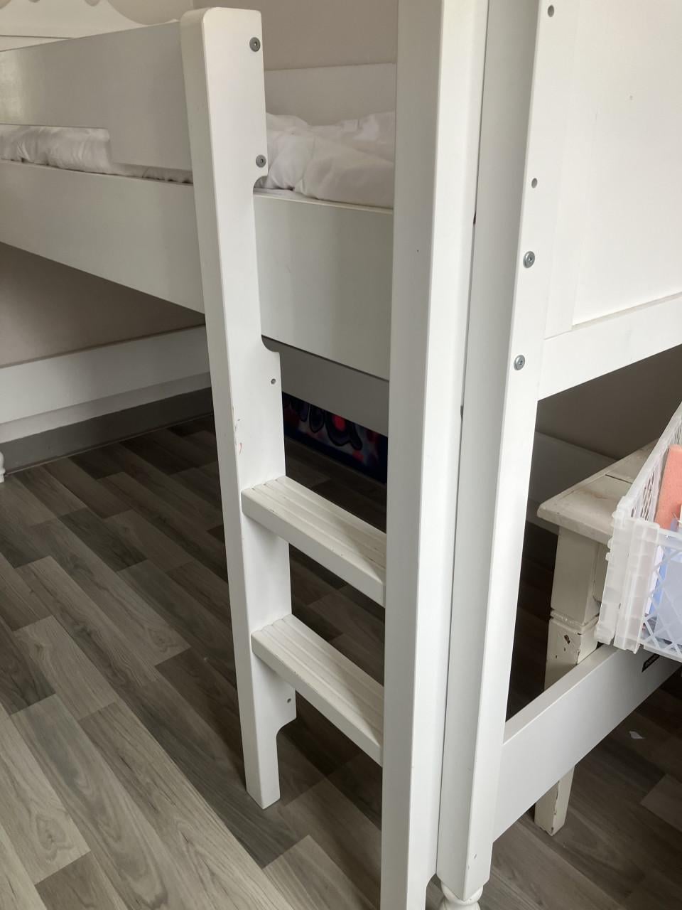Stevig semi meisjes halfhoogslaper met lattenbodem