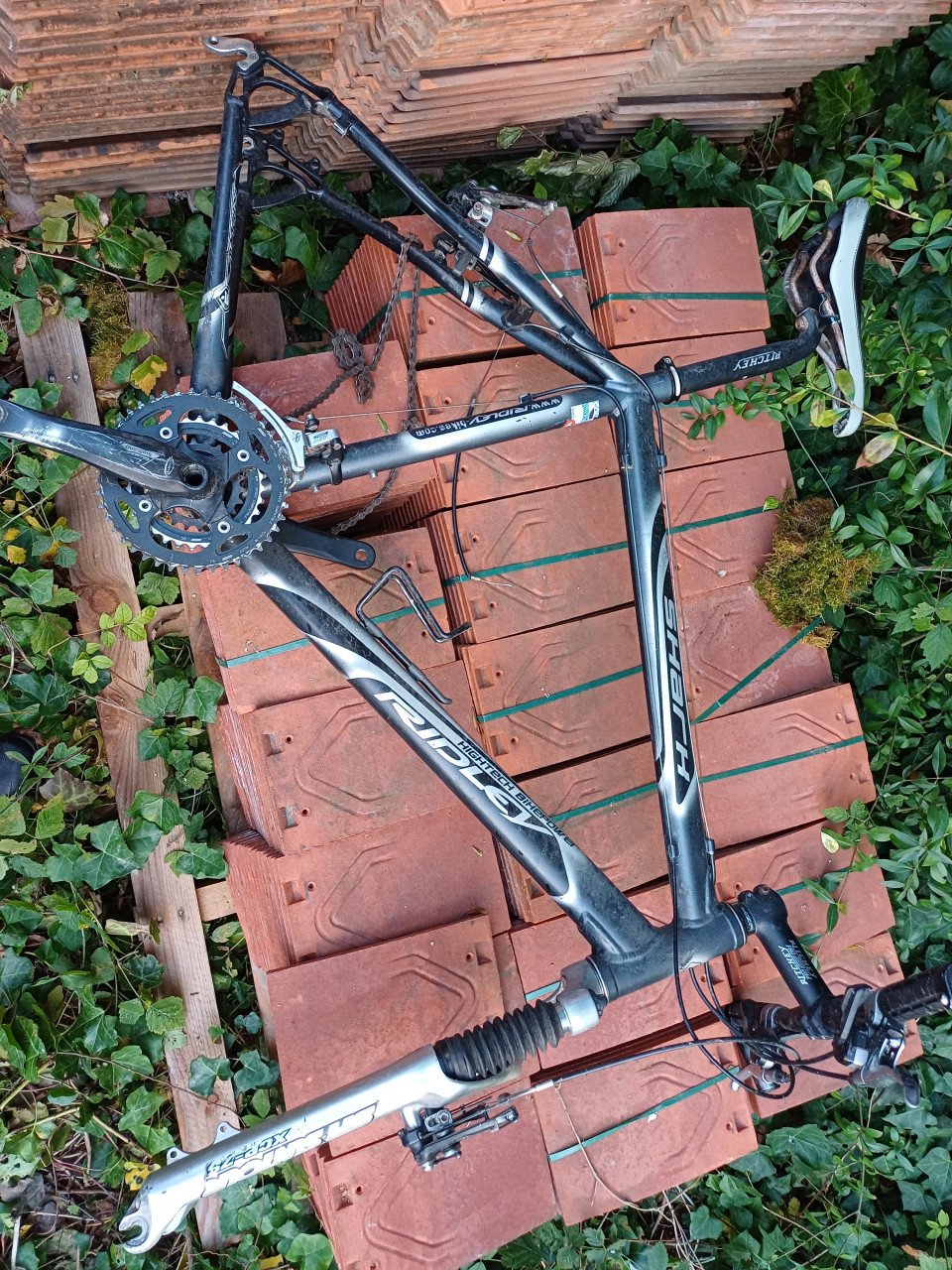 Oude race en moutenbike met campagnolo en shimano onderdelen.