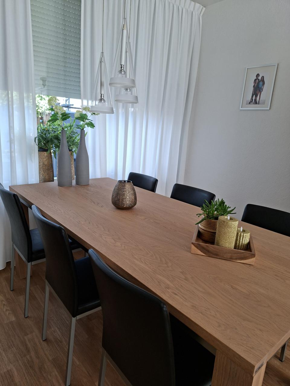 Eetkamertafel met 6 stoelen..