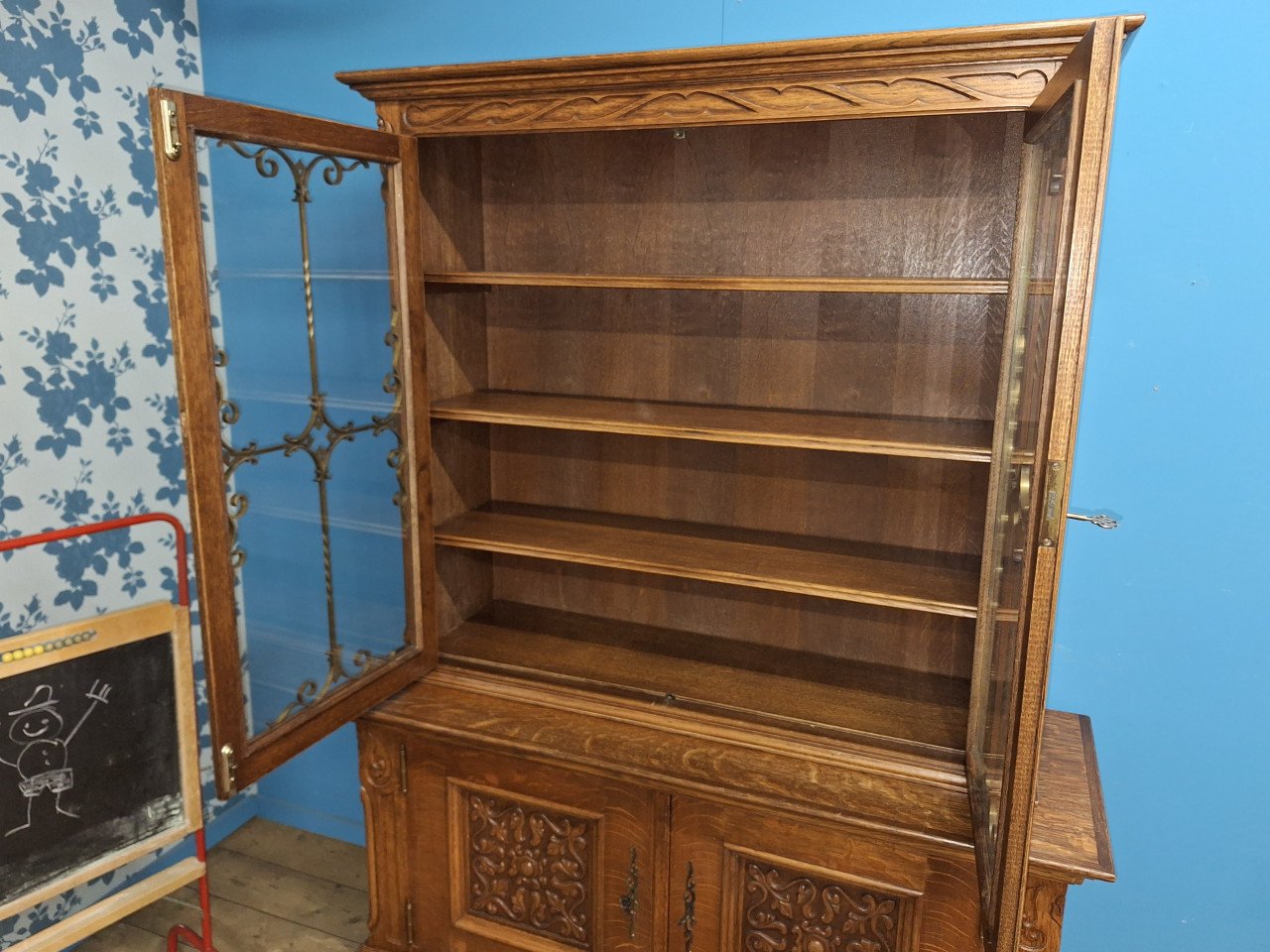 Unieke Houten Kast – Sierlijk, Stevig en Vol Karakter!