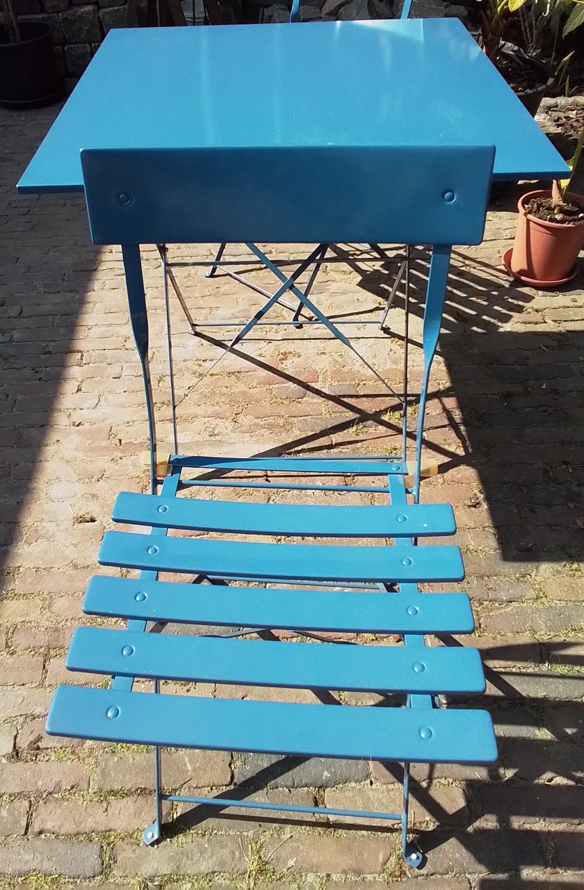 Bistro set bestaande uit vierkante tafel met 2 stoelen.