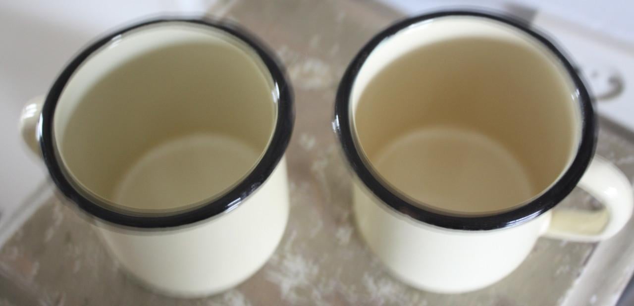 SET VAN 2 BEIGE EMAILLE BEKERS