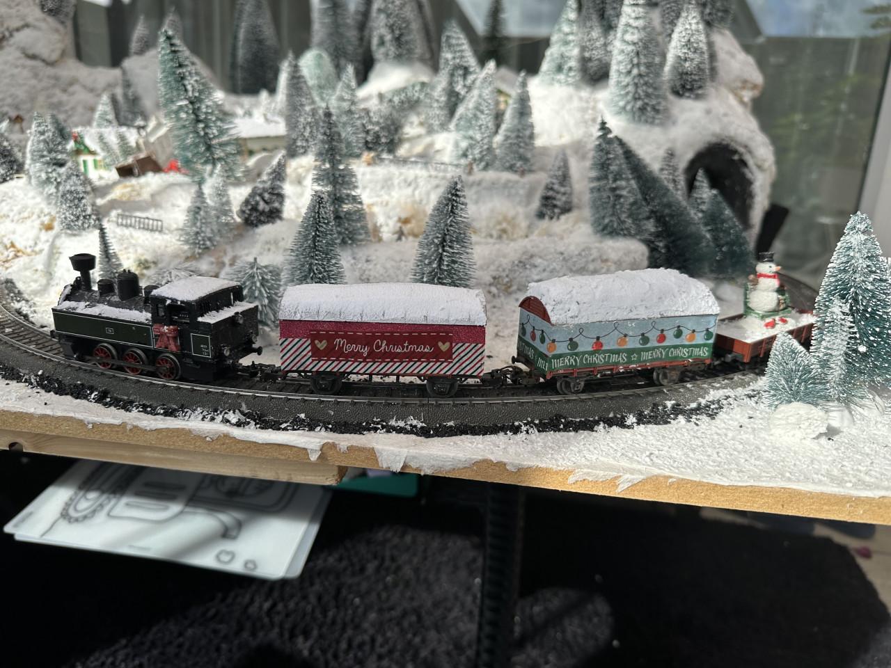 Treinbaan kerstdorp te koop.