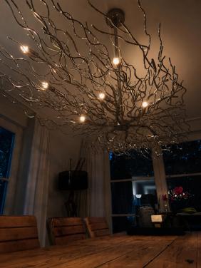 Sfeervolle decoratieve hanglamp voor grote eettafel