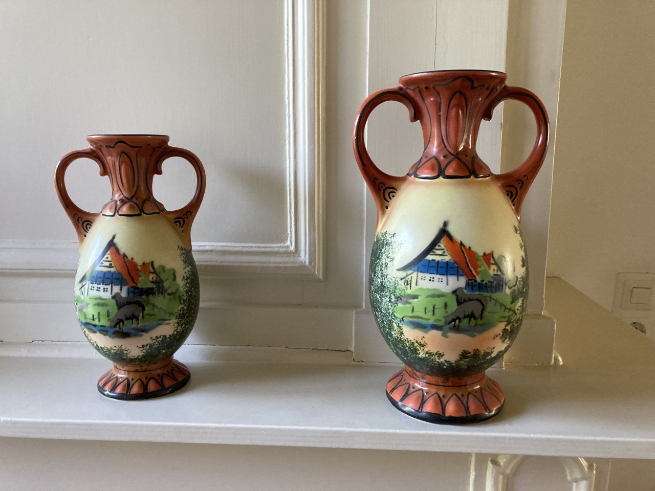 Twee kabinet vazen