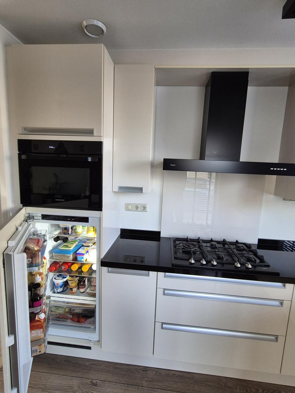 Hoogglans hoekkeuken, graniet blad en nieuwe apparatuur