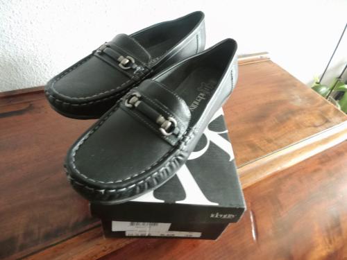 Schoenen van Identity maat 39.