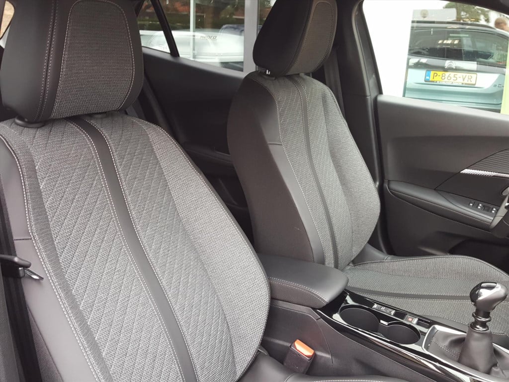 Peugeot 2008 1.2 puretech 100pk allure | navigatie | bluetooth | applecarpl