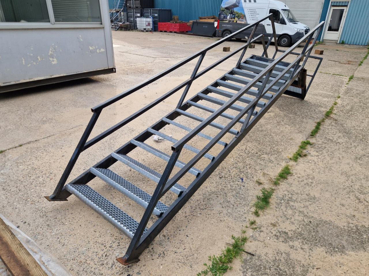 Stalen buitentrap / bordestrap / containertrap 16 treden