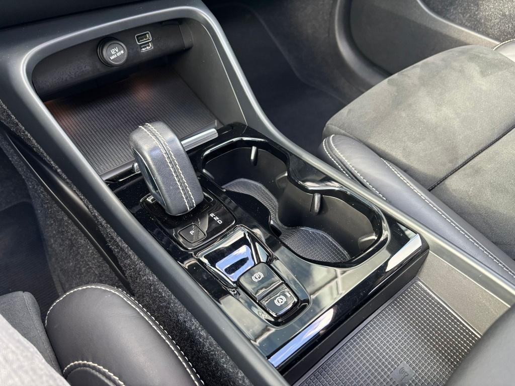 Volvo XC40 t5 262pk recharge r-design| panodak| 360camera| adap.cruise| h&k