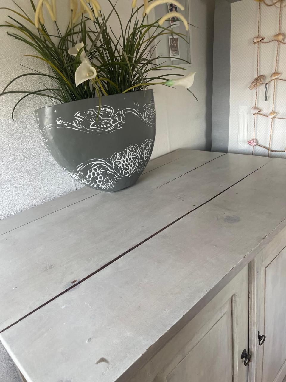Landelijk houten dressoir/kast met deuren en planken