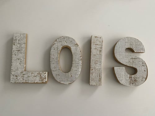Letters hout “LOIS”