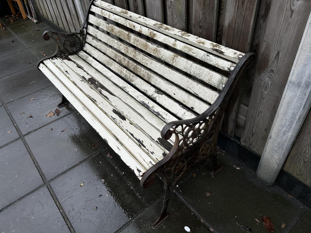 Antieke tuinbank met gietijzeren frame zonder schade 128 cm. Breed