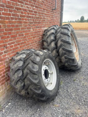 Set banden afkomstig van international 845
