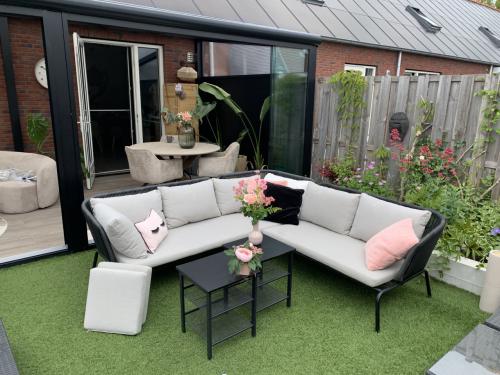 Aluminium loungeset zwart, met 2 tafels, en kussens.