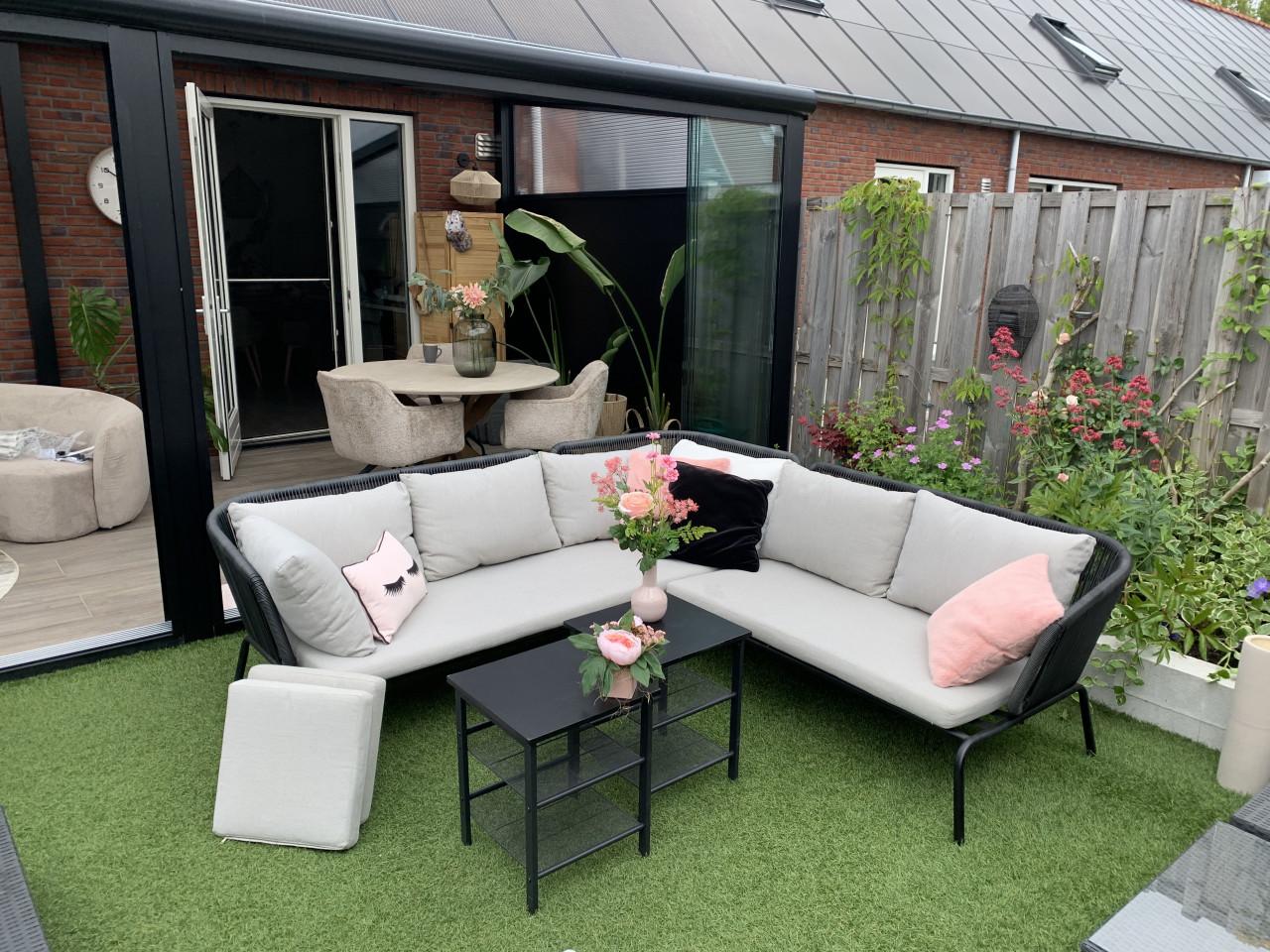 Aluminium loungeset zwart, met 2 tafels, en kussens.