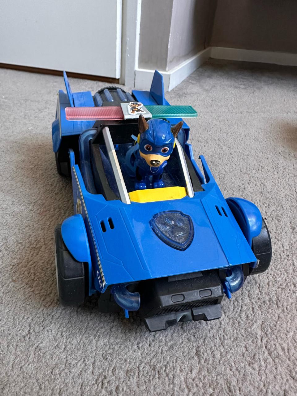 Paw patrol vliegdekschip hoofdkwartier met voertuigen en pups