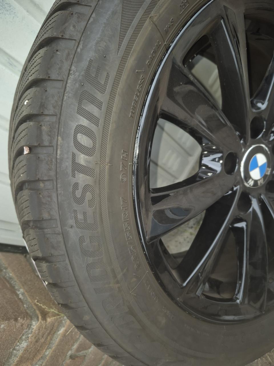 BMW winterbanden 225/55/R17met zwarte velgen
