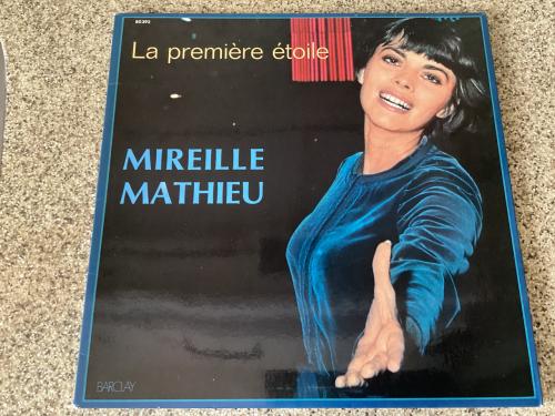 Verschillende LP’s van Mireille Mattieu.