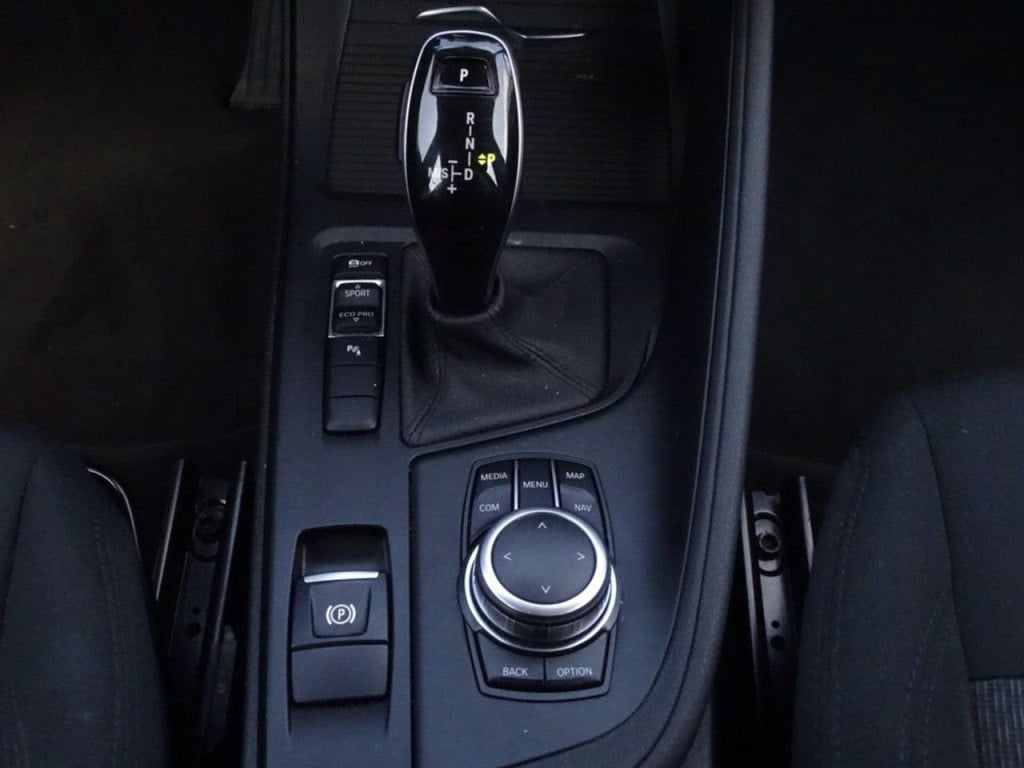 BMW X1 sdrive18i executive automaat | apple carplay | | el. koffer | 17"
