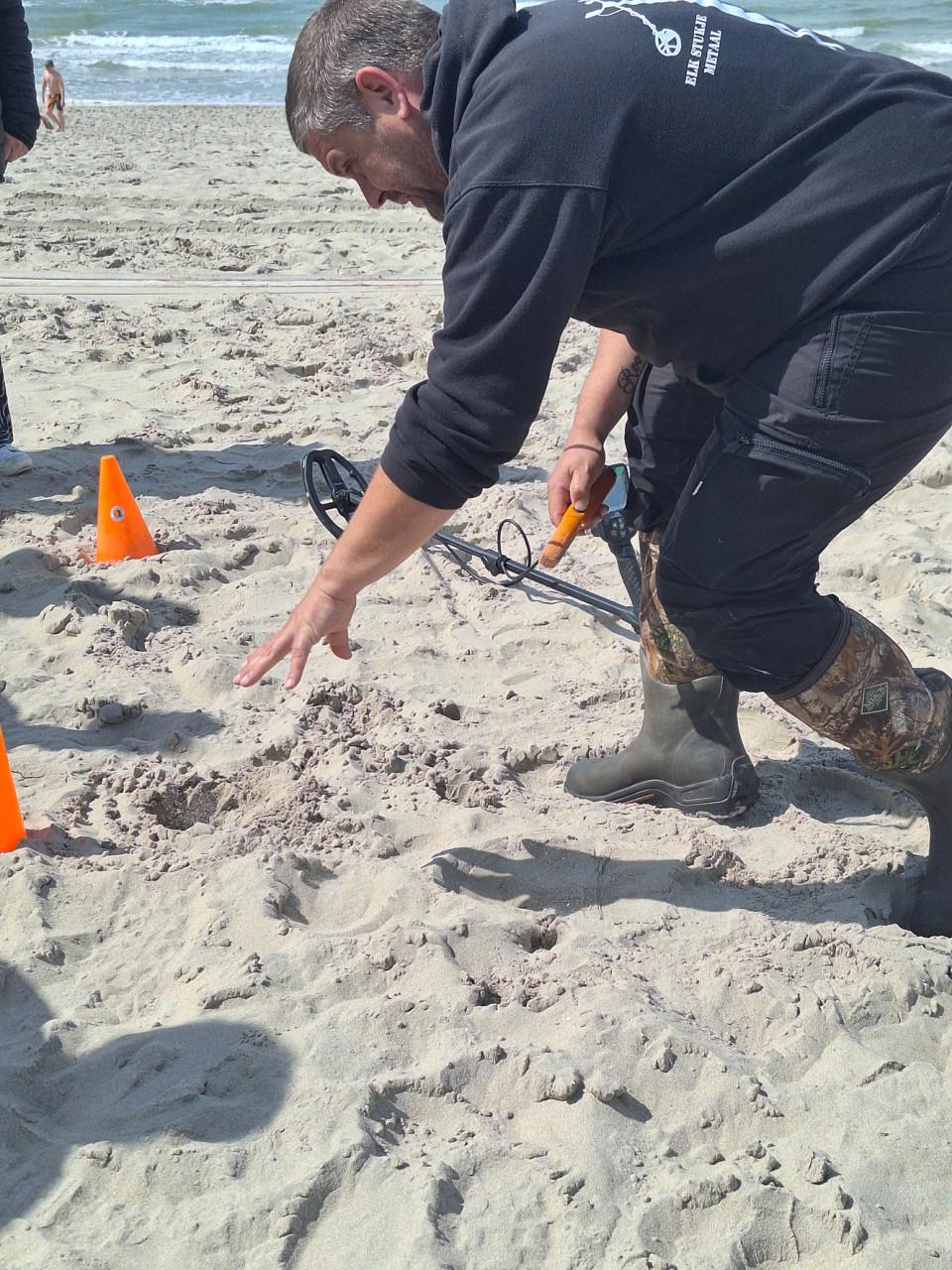 Metaaldetector activiteiten op strand