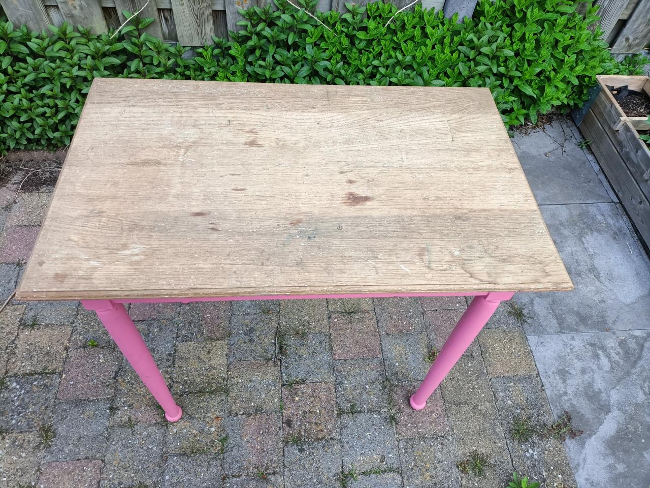 Tafeltje- te gebruiken als knutseltafel of bureautje