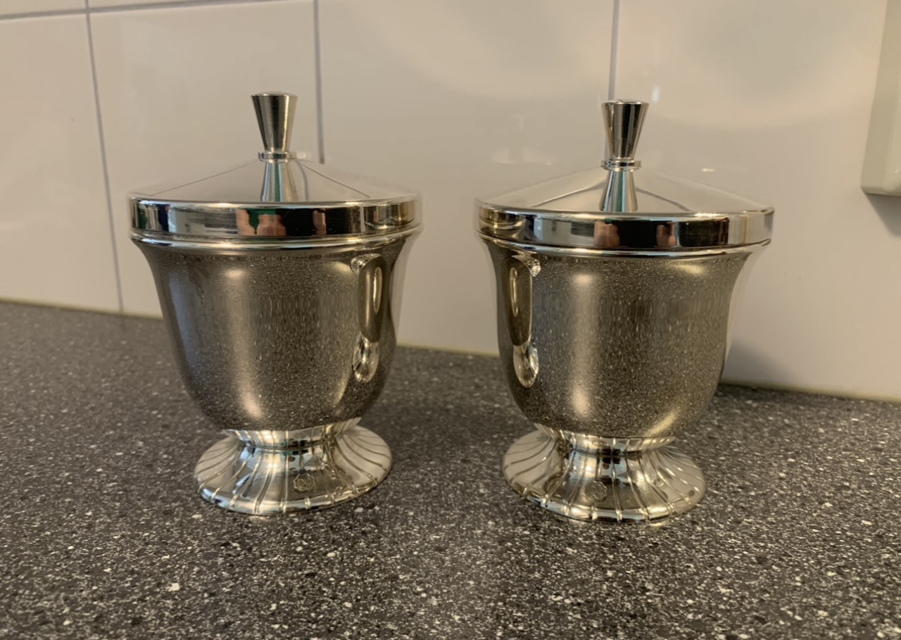 2 VERZILVERDE THEEBUSJES IN EMPIRE STIJL VAN D.E.