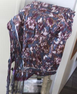 Sjaal blauw paars  met bloemen print