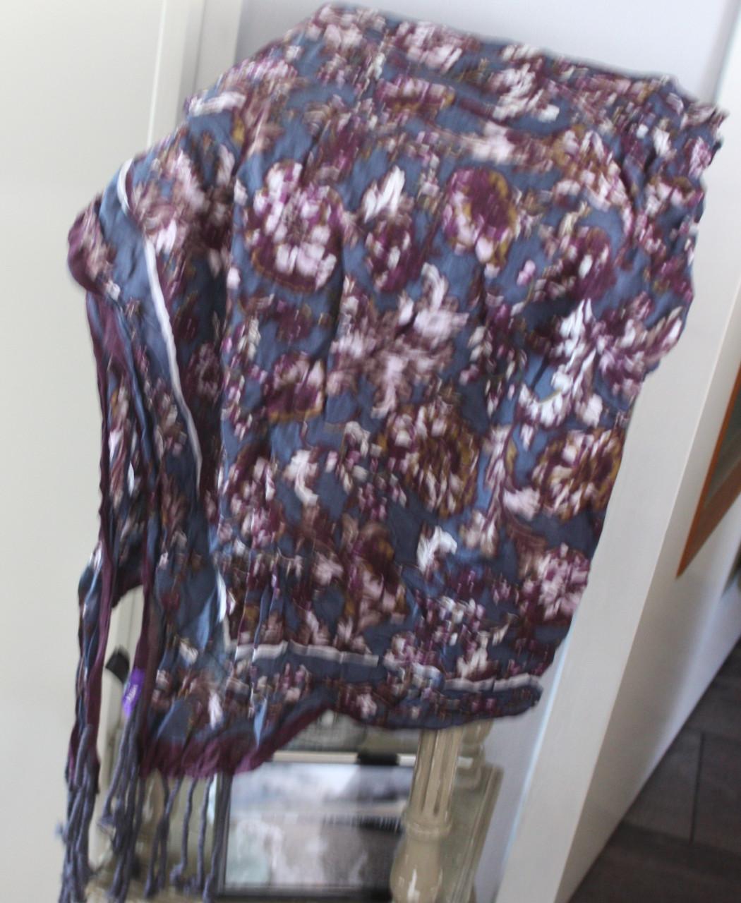 Sjaal blauw paars  met bloemen print