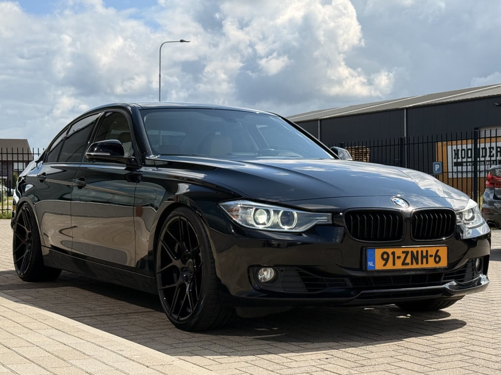 BMW 3-serie 320i high executive | navi | leder | 260pk | elect trekhaak |