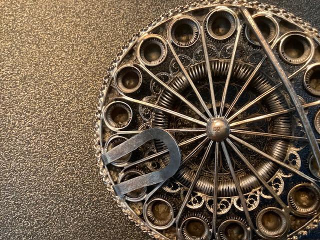 Zeeuwse knop (klederdracht) , zilver.