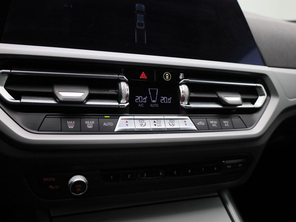 BMW 3-serie 330e | automaat | navigatie | half-leer | adaptive cruise contr