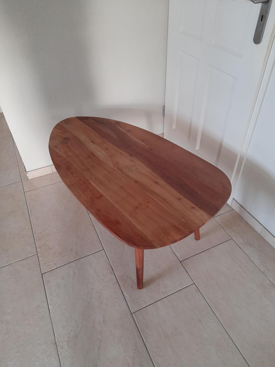 Mango salon tafel 110 x 60 x 45H ( in goede staat )