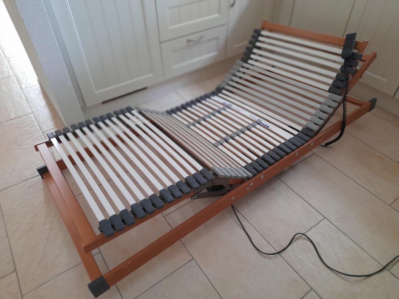 2 x Elektrisch verstelbare lattenbodems 90 x 200 (in goede staat )