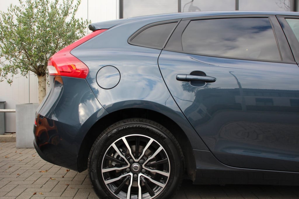 Volvo V40 2.0 t2 momentum - navi - cruise - grootlicht ass - led - pdc - st