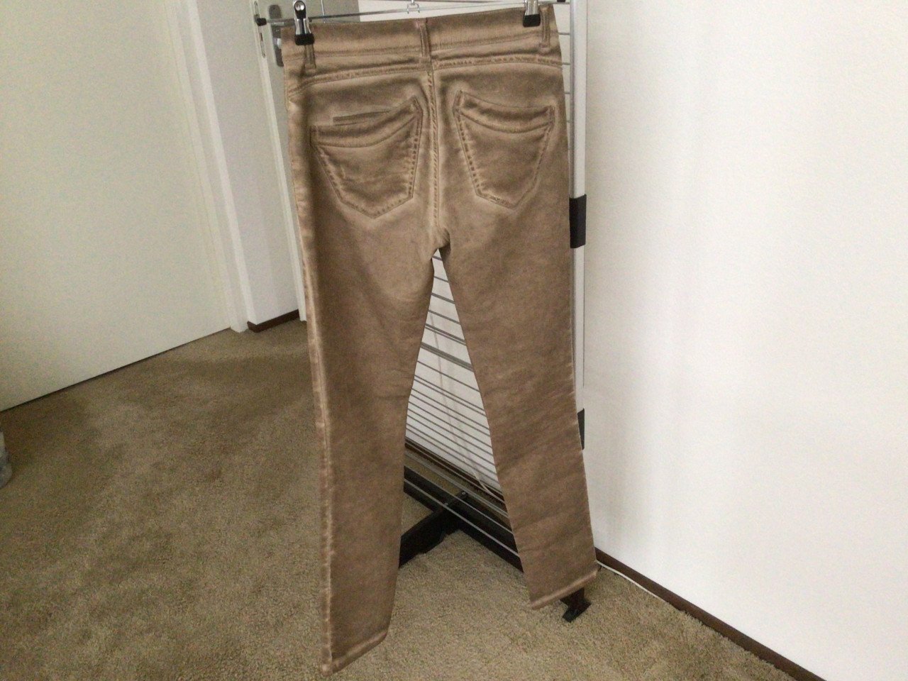 Een kaki kleurige broek, maat 34