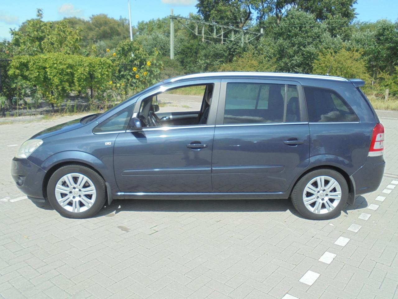 Zafira 1.9 CDTi Cosmo AUTOMAAT bouwjaar 2009 eerste eigenaar Apk Juli 2027