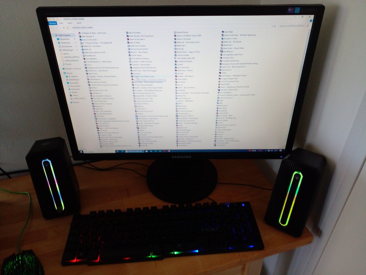 Complete computerset met monitor, wifi en veel classic games.