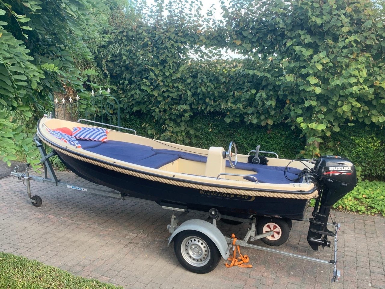 Prachtige wiedesloep 4,30 op trailer met 8 pk suzuki motor
