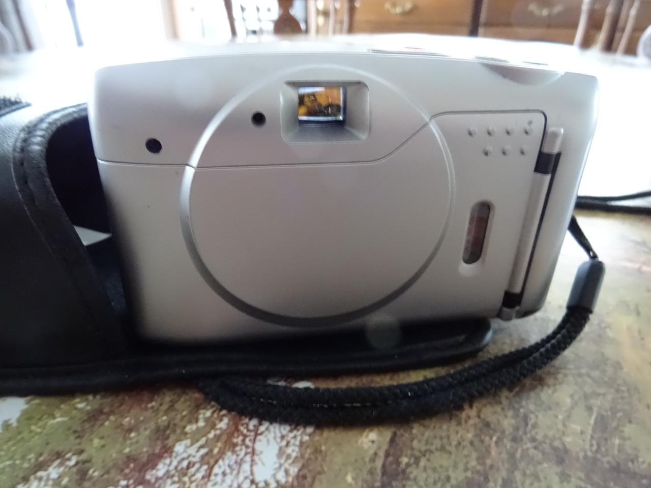 Te koop nog bijna nieuw oud  foto toestel voor film rol met batterijen.