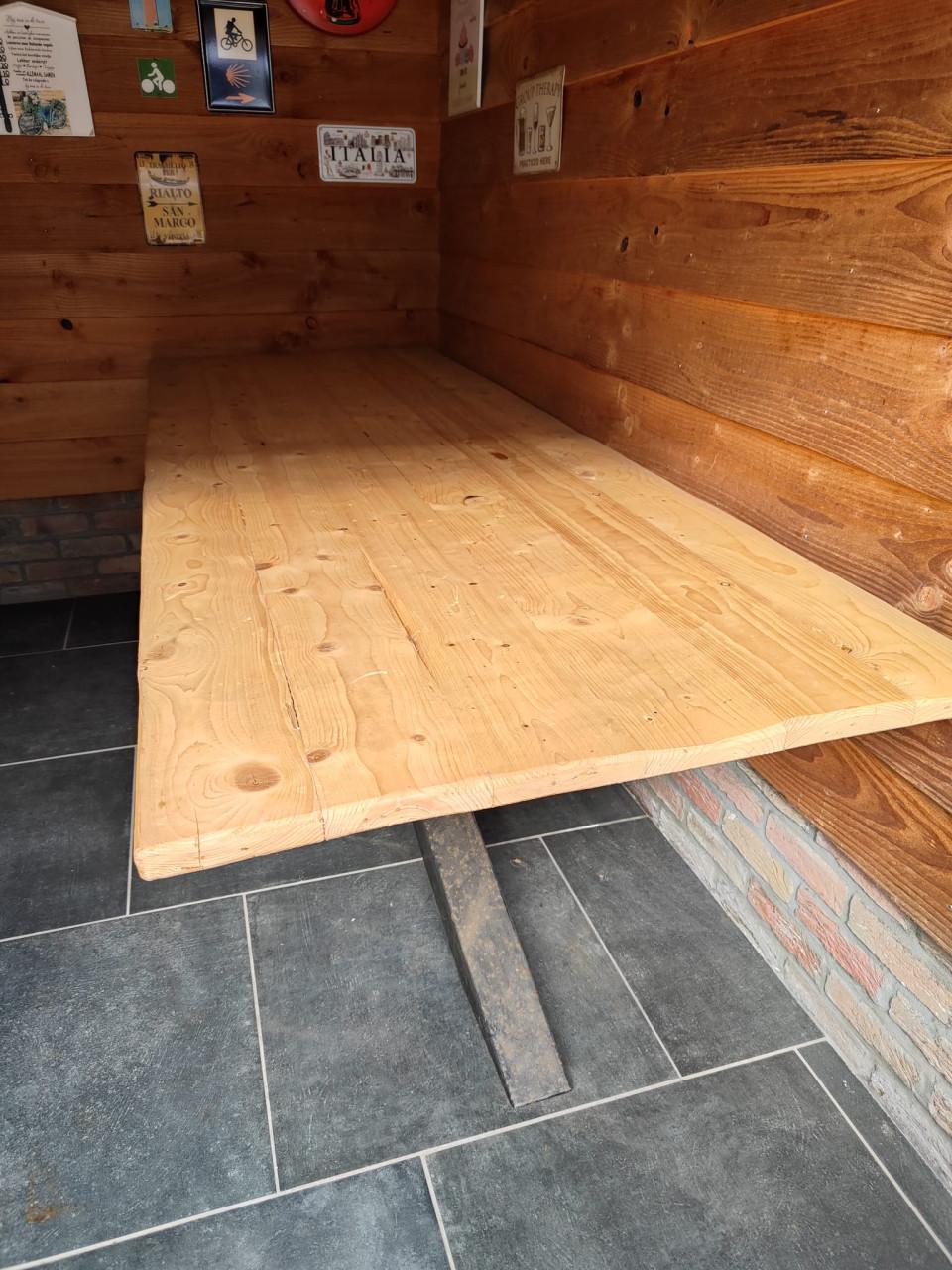 Mooie industriële tuintafel