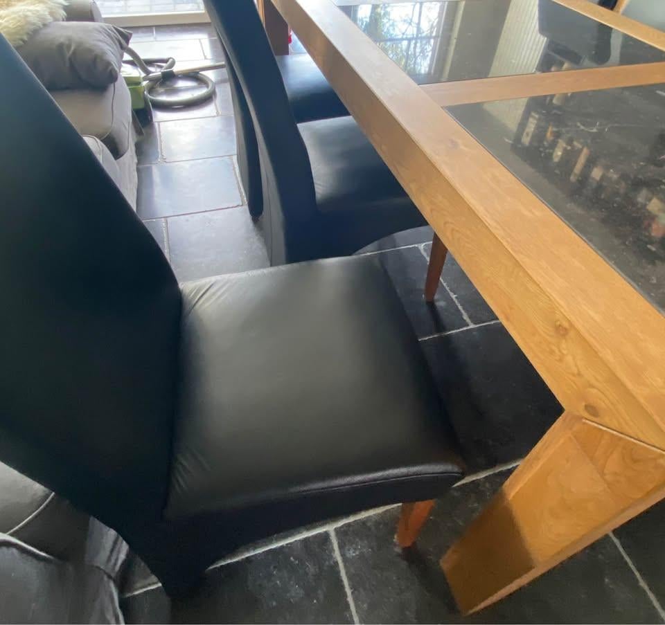 Eetkamer tafel + 6 lederen stoelen
