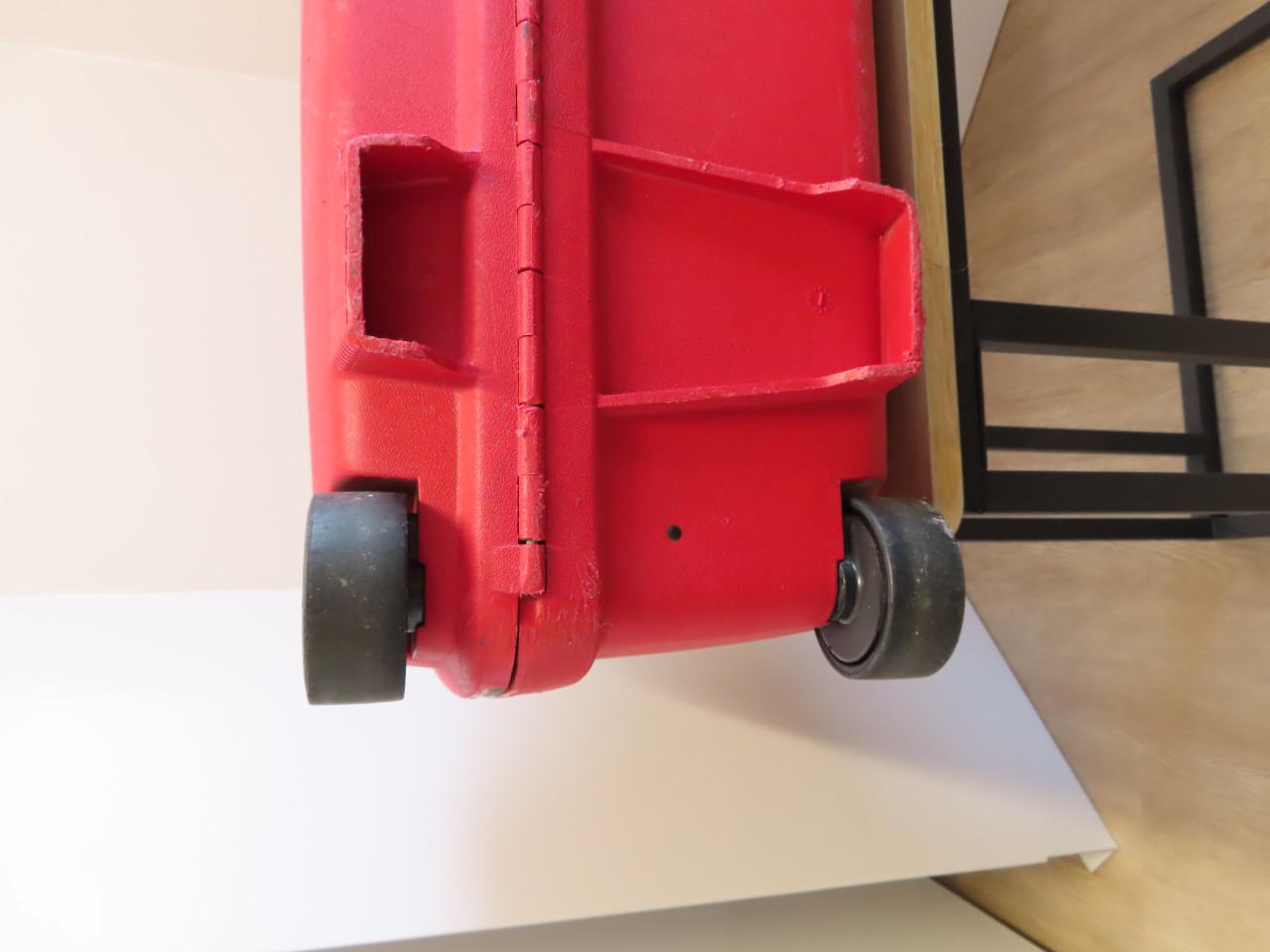 Samsonite koffer €.25,00 Kleur: Rood Lang 73 cm. Hoog: 60 cm Breed: 23 cm.