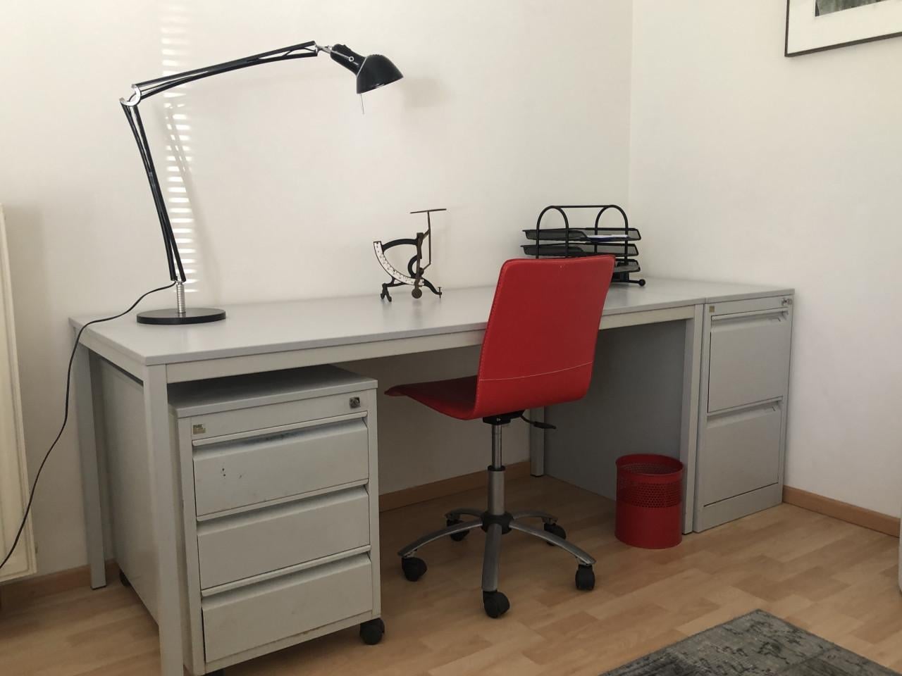 Stalen bureau en onderkastje met slot